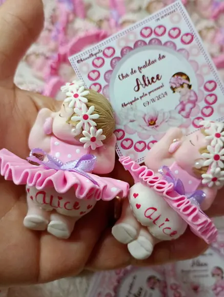 70 Lembrancinhas Bebê Loirinha com Guirlanda Biscuit