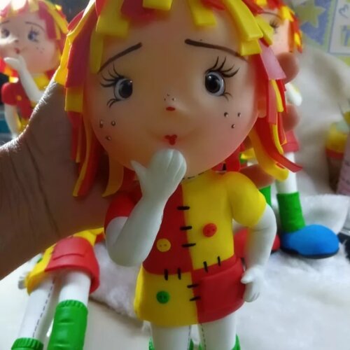 Enfeite de Mesa Boneca Emília em Bscuit com 25 cm de Altura.