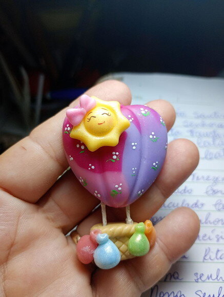 Ímã de Geladeira Balão com Solzinho em Biscuit