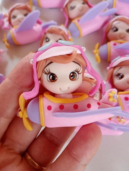 Ímã de Geladeira Menina Aviadora em Biscuit