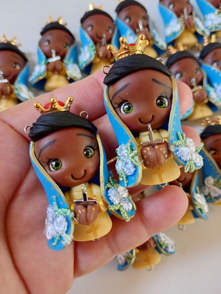 Pingentes Nossa Senhora de Aparecida em Biscuit