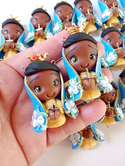 Pingentes Nossa Senhora de Aparecida em Biscuit