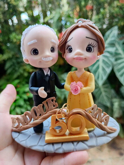 Topo de Bolo Casal Bodas de Ouro em Biscuit