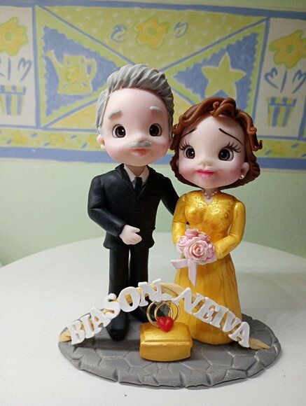 Topo de Bolo Casal Bodas de Ouro em Biscuit