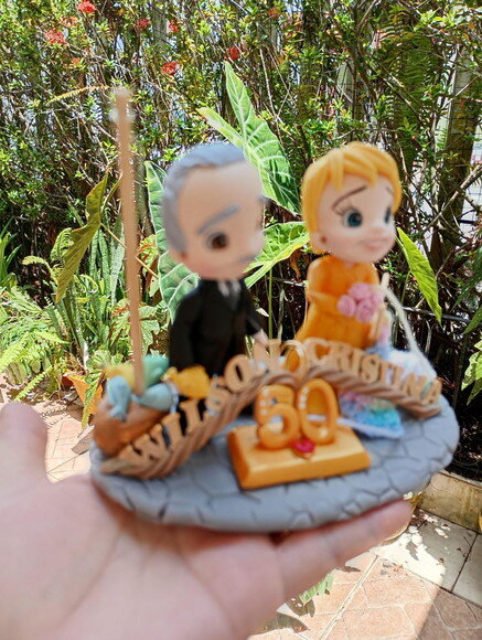 Topo de Bolo Casal Bodas de Ouro em Biscuit