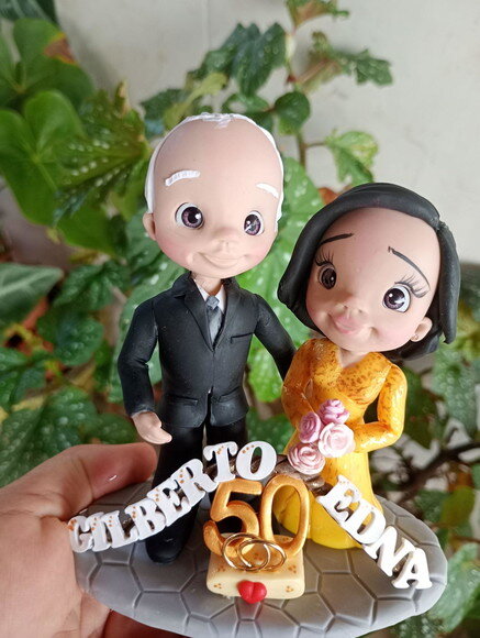 Topo de Bolo Casal Bodas de Ouro em Biscuit