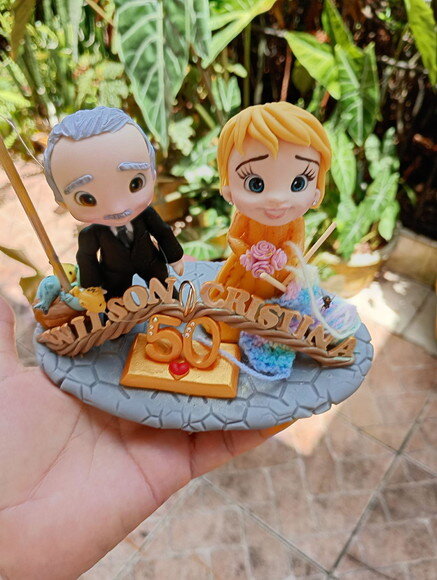 Topo de Bolo Casal Bodas de Ouro em Biscuit