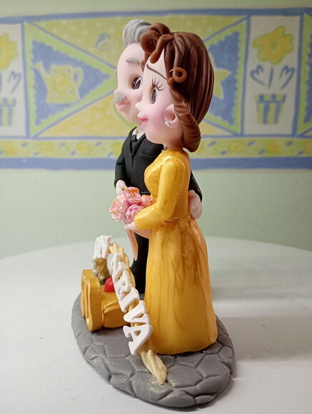Topo de Bolo Casal Bodas de Ouro em Biscuit 3