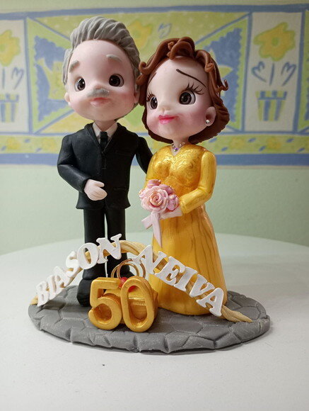 Topo de Bolo Casal Bodas de Ouro em Biscuit 3