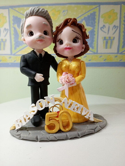 Topo de Bolo Casal Bodas de Ouro em Biscuit 3