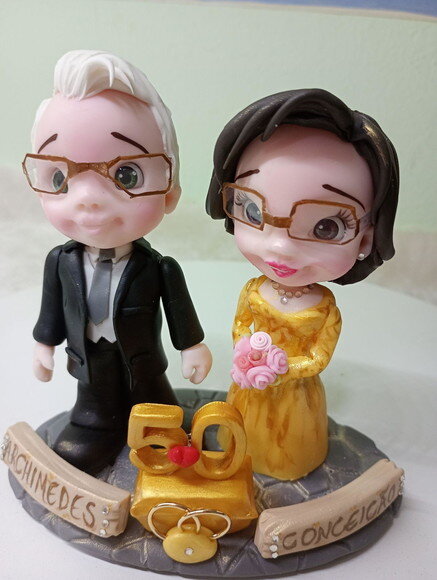 Topo de Bolo Casal Bodas de Ouro em Biscuit 5