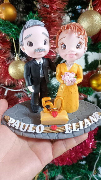 Topo de Bolo Casal Bodas de Ouro em Biscuit 6
