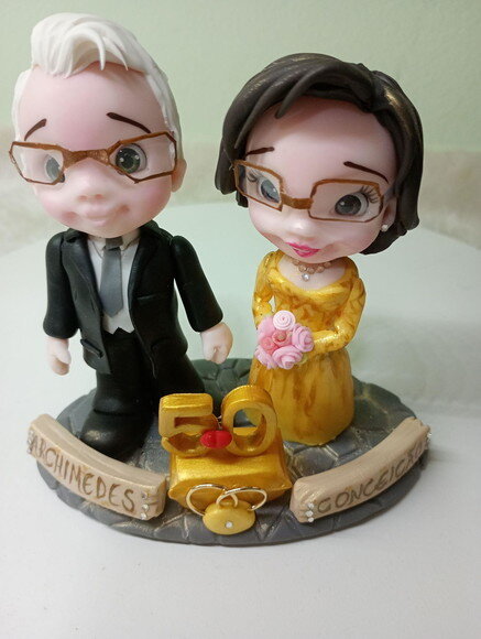 Topo de Bolo Casal Bodas de Ouro em Biscuit 5
