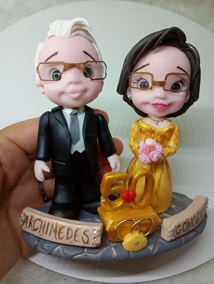 Topo de Bolo Casal Bodas de Ouro em Biscuit 5