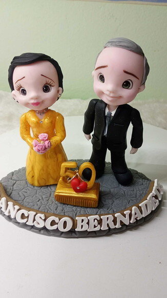 Topo de Bolo Casal Bodas de Ouro em Biscuit 6