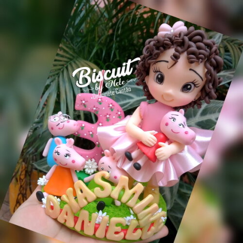 Topo de Bolo Menina com Porquinhos em Biscuit