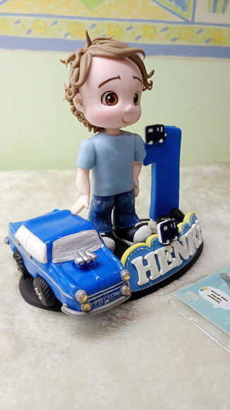 Topo de Bolo Menino com Carro em Biscuit