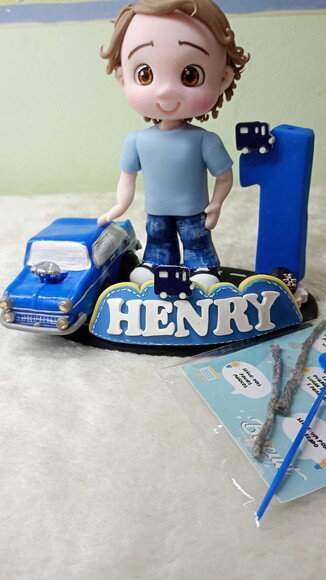 Topo de Bolo Menino com Carro em Biscuit