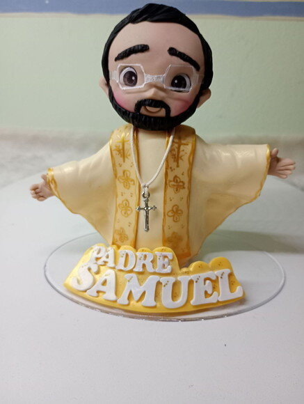 Topo de Bolo Personalizado Padre em Biscuit