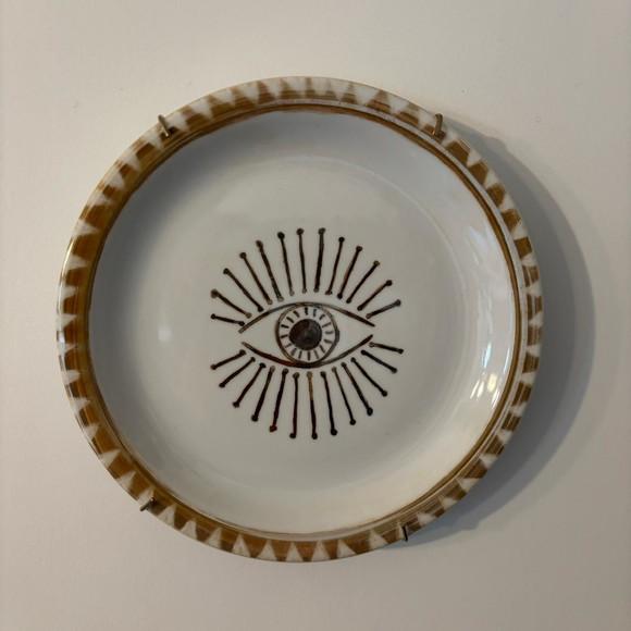 Prato Decorativo em Porcelana Olho de Horus Parede Dourado