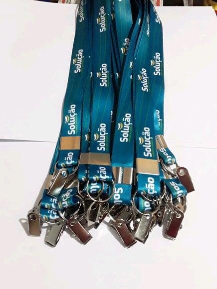 Kit 70 crachás e 70 cordões Personalizados