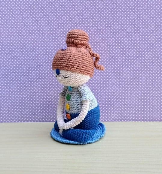 a Menina Que Medita - Boneca Reiki Chakras Amigurumi