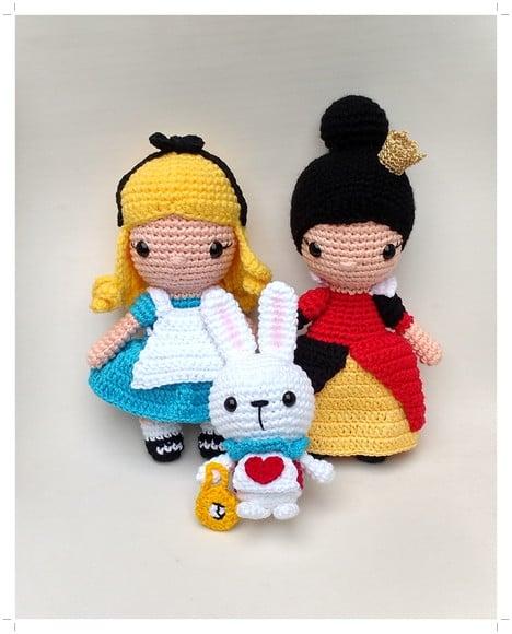 Alice, Rainha de Copas e o Coelho Branco Amigurumi