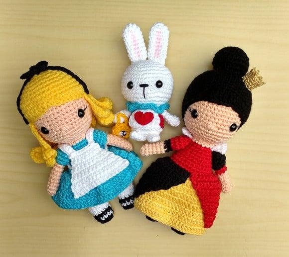 Alice, Rainha de Copas e o Coelho Branco Amigurumi