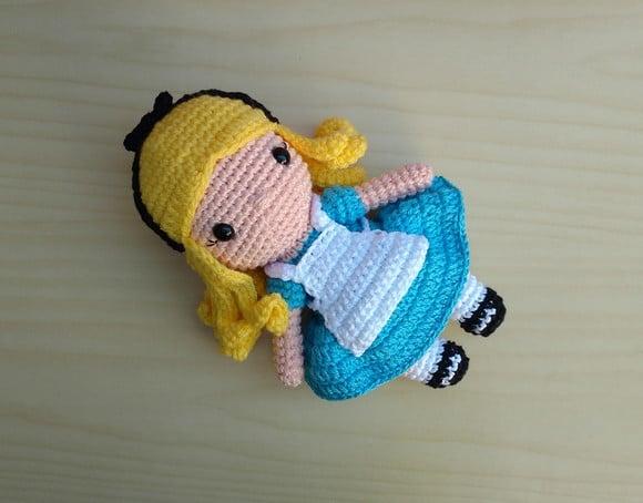 Boneca Alice Amigurumi