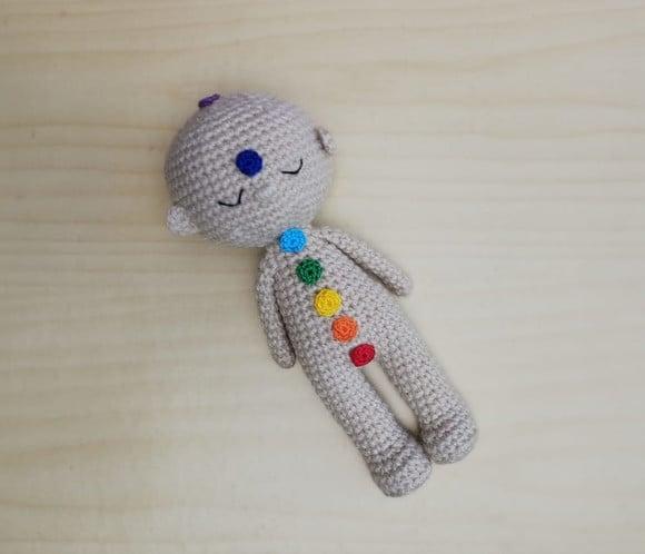 Boneco Reiki com Chakras Amigurumi - Bege