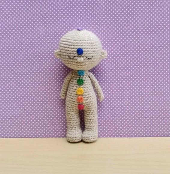 Boneco Reiki com Chakras Amigurumi - Bege