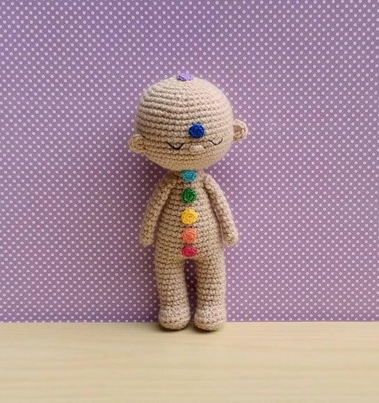 Boneco Reiki com Chakras Amigurumi - Castanha