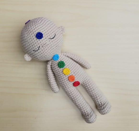 Boneco Reiki 30cm com Chakras Amigurumi - Bege