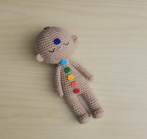 Boneco Reiki com Chakras Amigurumi - Castanha