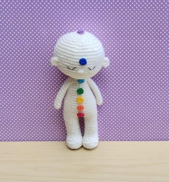 Boneco Reiki com Chakras Amigurumi - Off-white Pronta Entreg