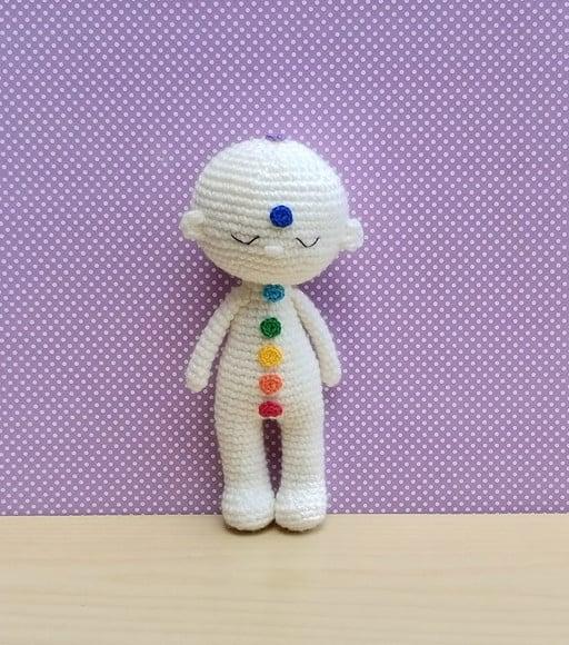 Boneco Reiki com Chakras Amigurumi - Off-white Pronta Entreg