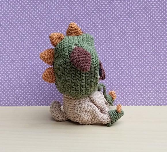 Cachorro Pug Pudim com Capuz e Chinelos de Dino Amigurumi