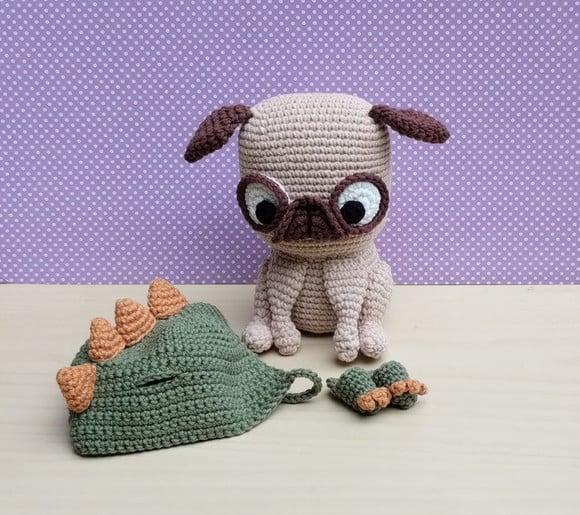 Cachorro Pug Pudim com Capuz e Chinelos de Dino Amigurumi