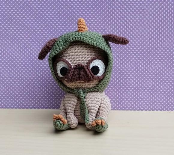 Cachorro Pug Pudim com Capuz e Chinelos de Dino Amigurumi