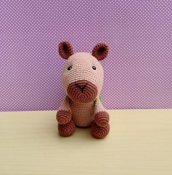 Capivara Tuka com Mochila de Sapinho Amigurumi