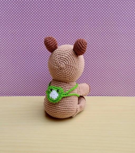 Capivara Tuka com Mochila de Sapinho Amigurumi
