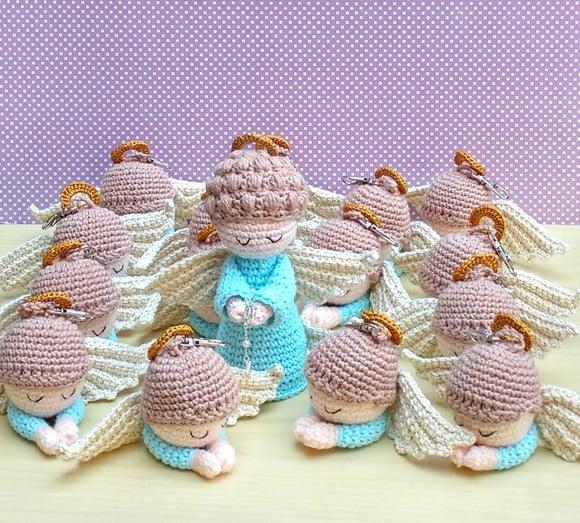 Kit 15 Anjinhos Lembrancinha e 1 Anjo para Mesa Amigurumi