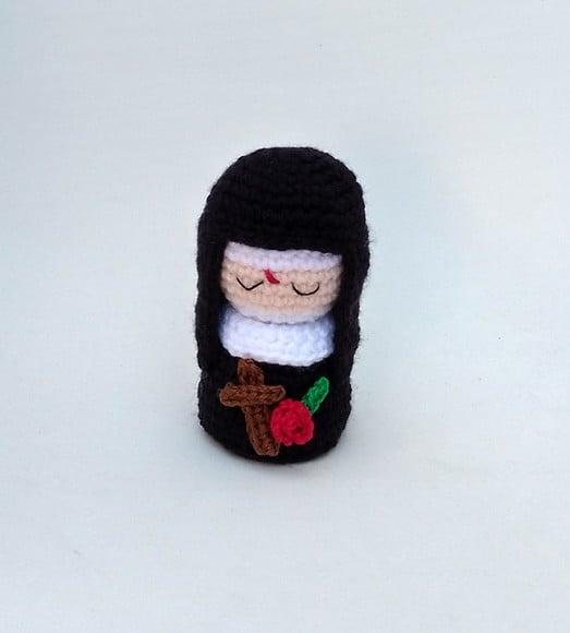 Mini Santa Rita Amigurumi