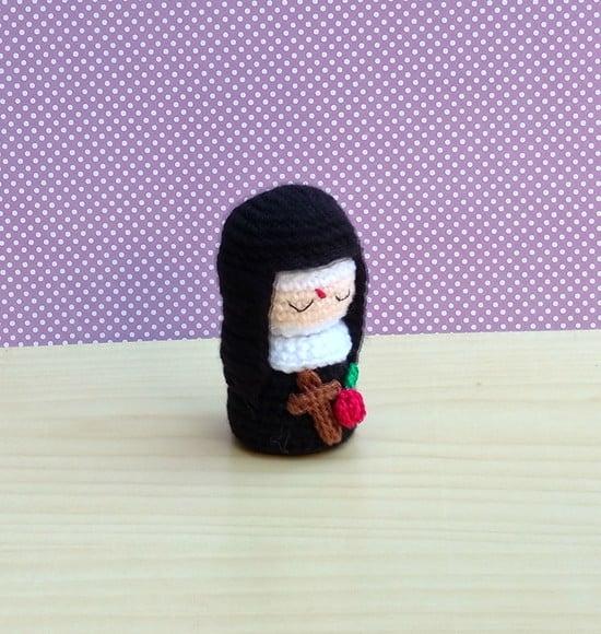 Mini Santa Rita Amigurumi