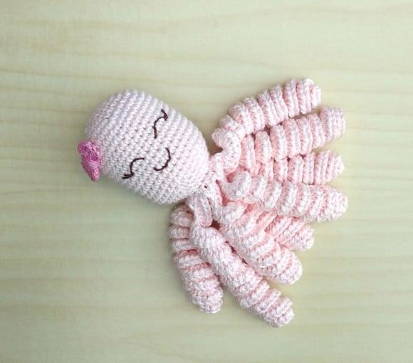 Polvo Amigurumi - Menina - Laço (prematuro e Recém-nascido)