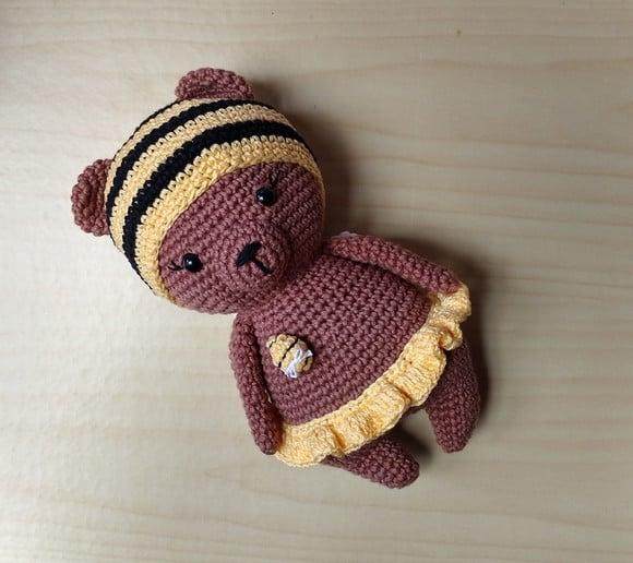Ursa Bruna Amigurumi Vestida de Abelha