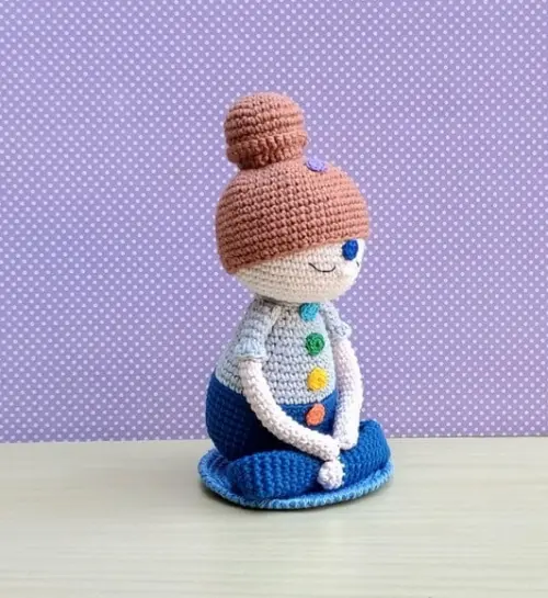 a Menina Que Medita - Boneca Reiki Chakras Amigurumi