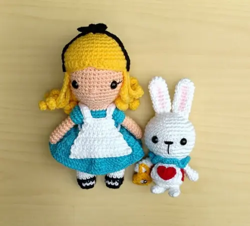 Alice e o Coelho Branco Amigurumi