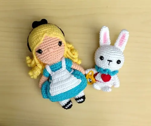 Alice e o Coelho Branco Amigurumi