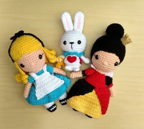 Alice, Rainha de Copas e o Coelho Branco Amigurumi